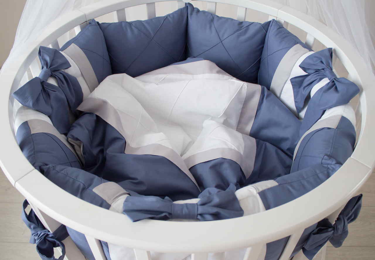 Круглая кровать с бортиками подушками